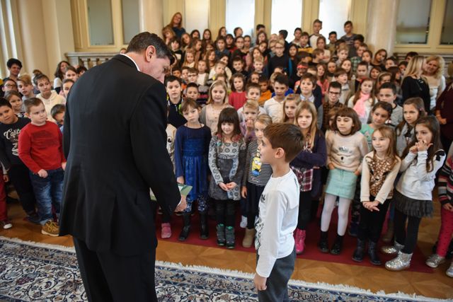 Ljubljana, Predsedniska palaca.Ucenci Osnovne sole Nove Fuzine so predsedniku republike Borutu Pahorju predstavili humanitarni projekt.